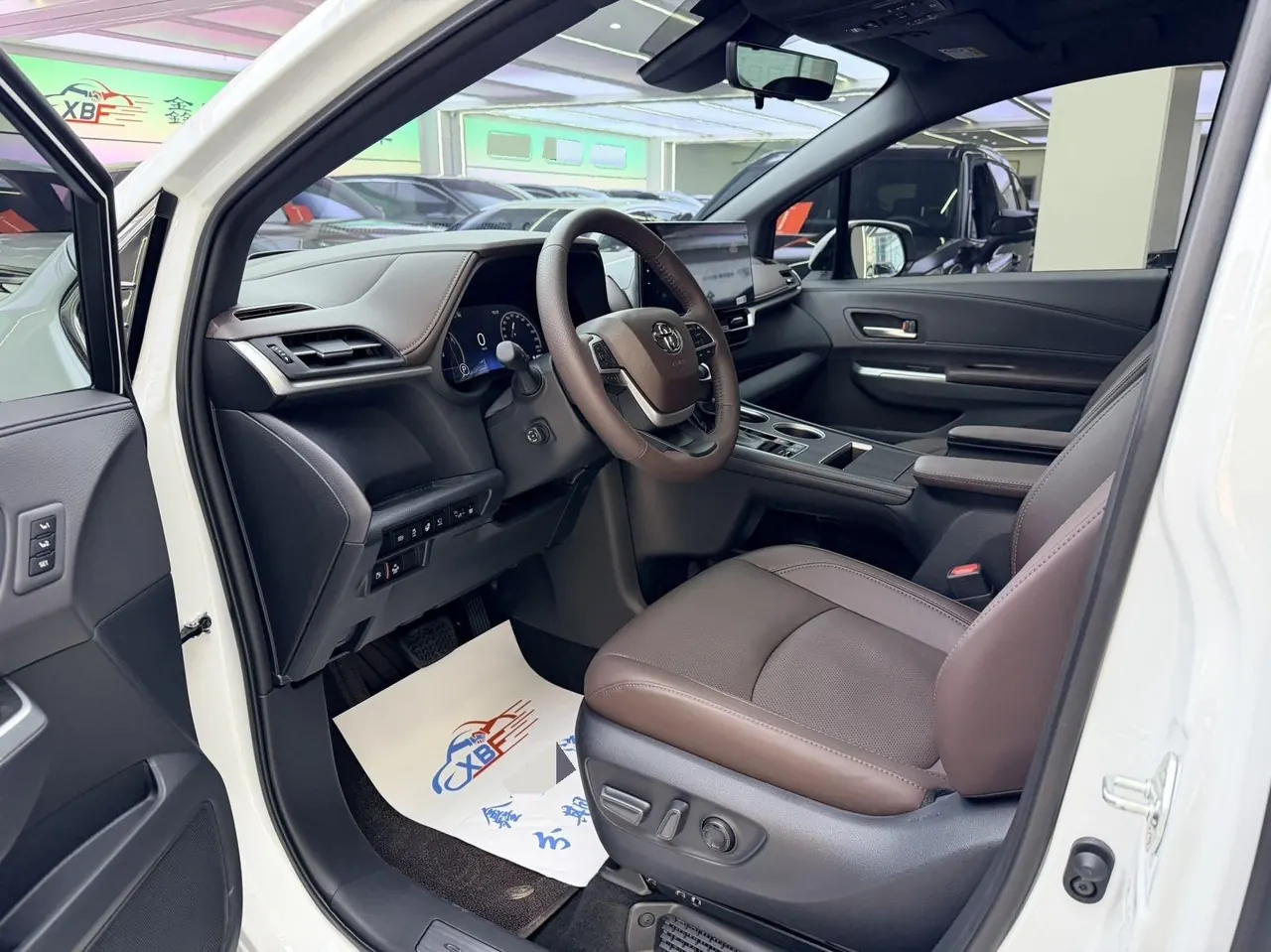 Toyota 2026 Grevia HYBRID 2.5 Stepless Zunjue MAX Four-wheel Drive Automatic Gear 3