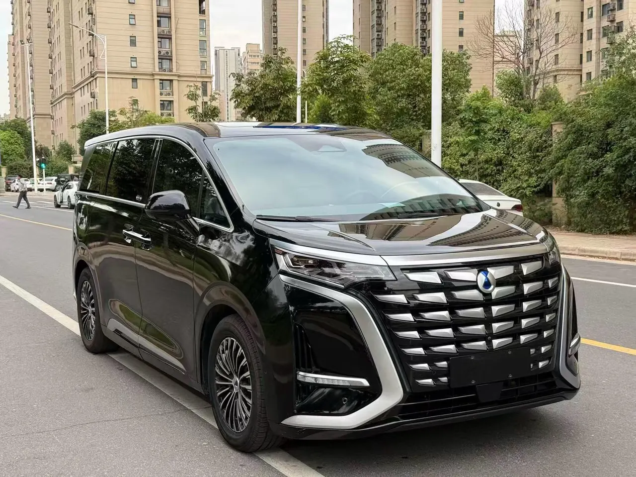 Denza 2022 Denza D9 DM-i 1.5T stepless 970 four-wheel drive flagship automatic gear 3