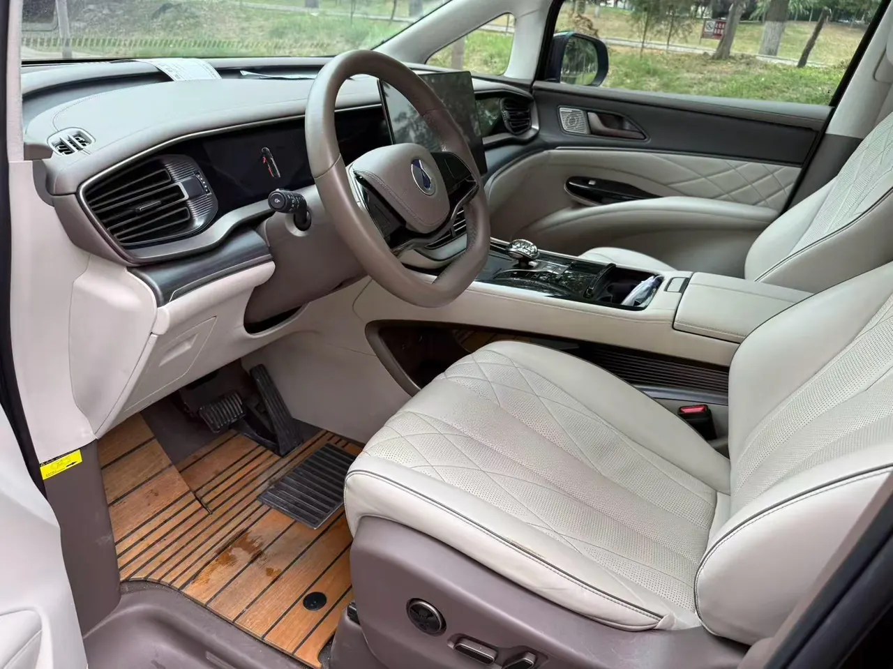 Denza 2022 Denza D9 DM-i 1.5T stepless 970 four-wheel drive flagship automatic gear 4
