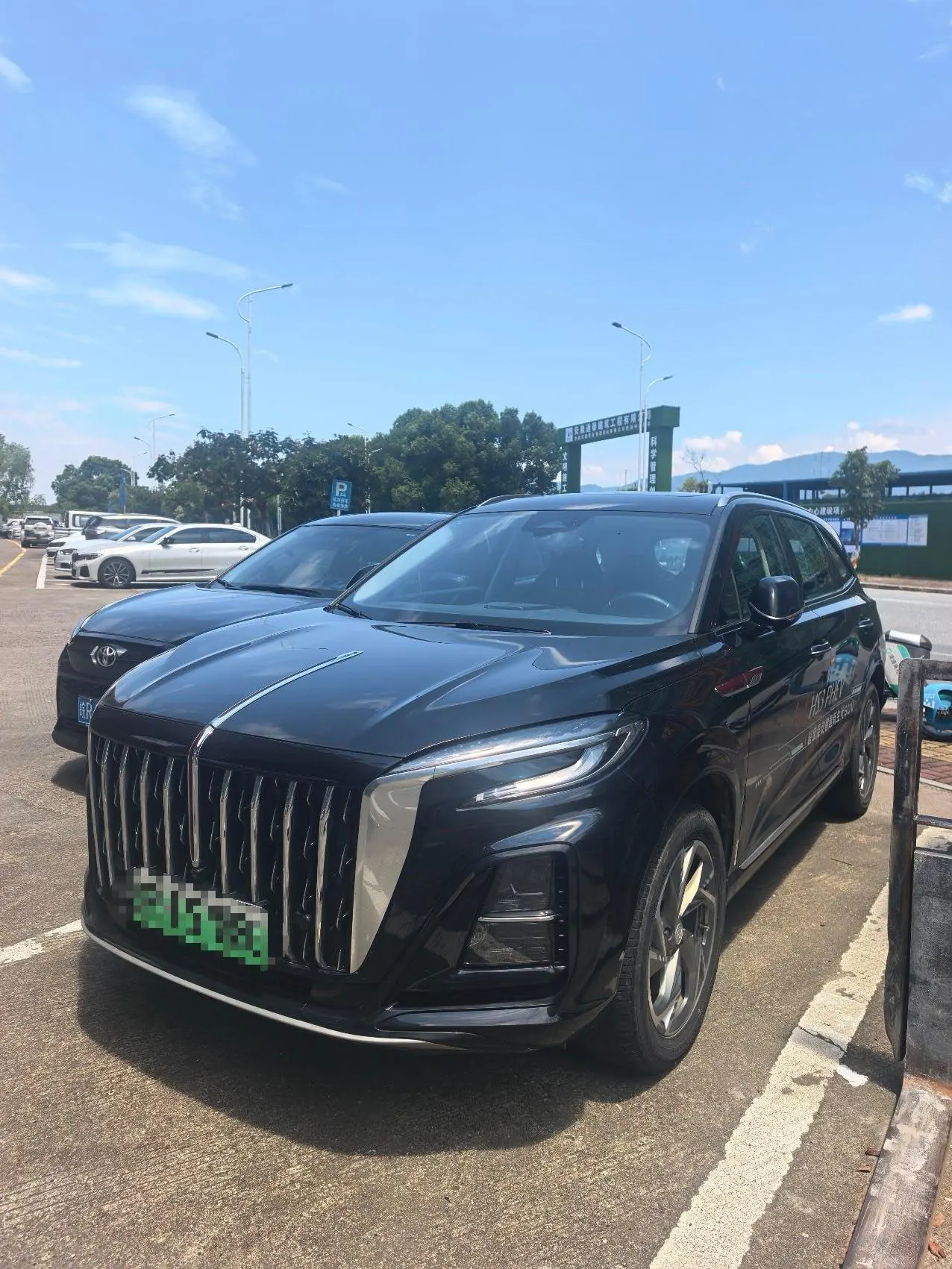 Открыть галерею: HongQi 2024 HS3 PHEV 1.5T 115km Strong Edition Automatic Gear