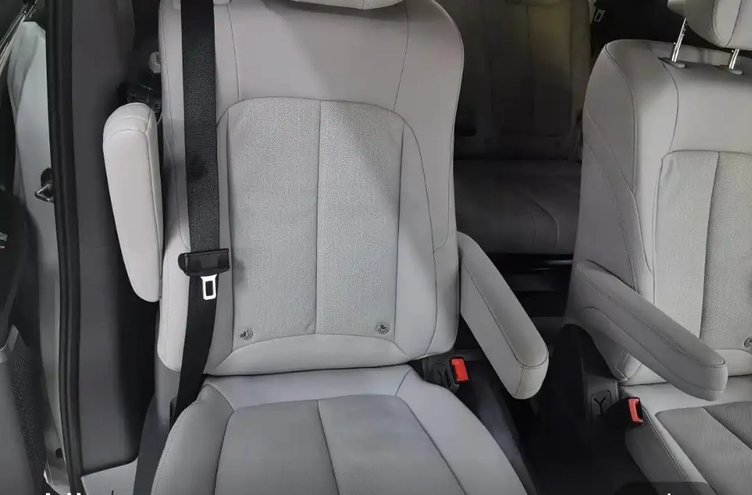 Buick 2025 GL8 Land Business Class 2.0T First Edition Automatic Gear 3