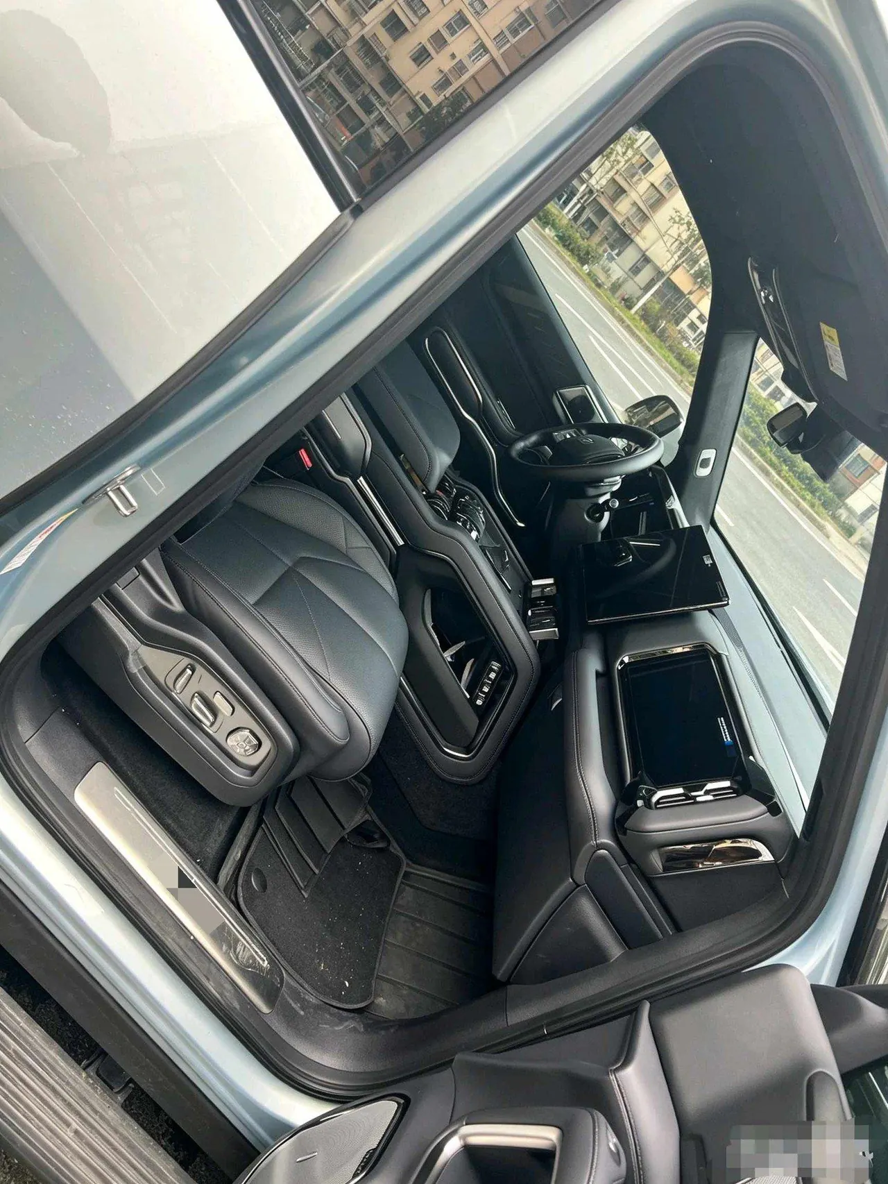 FangChengBao 2025 Leopard 8 2.0T Stepless Zhiyong Flagship Edition 7-seat Automatic Gear 4