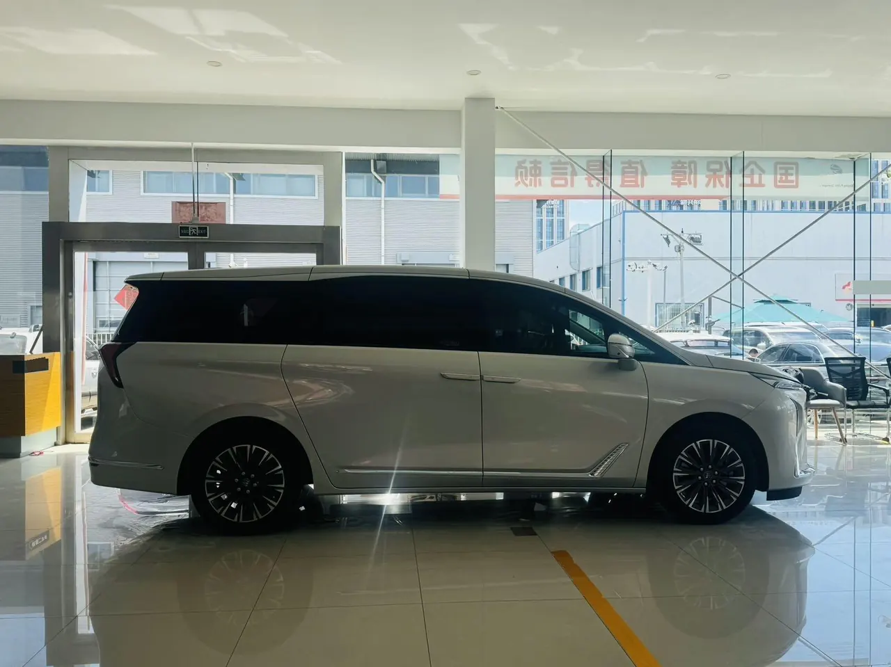 Buick 2025 GL8 ES Lu Zun 48V 2.0T Smart Edition Automatic Gear 4