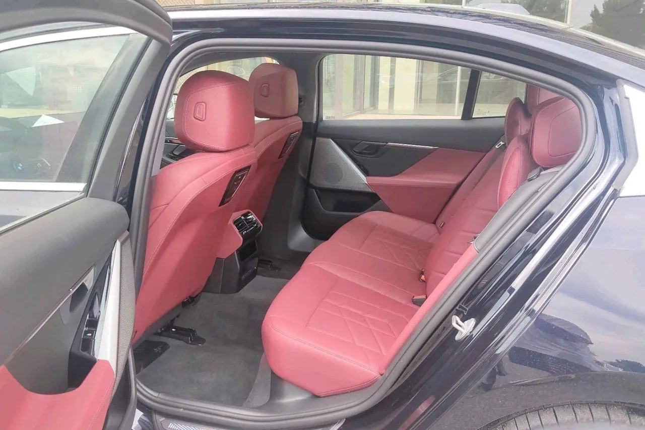 BMW 2025 i5 eDrive 35L M sports suit automatic gear 11