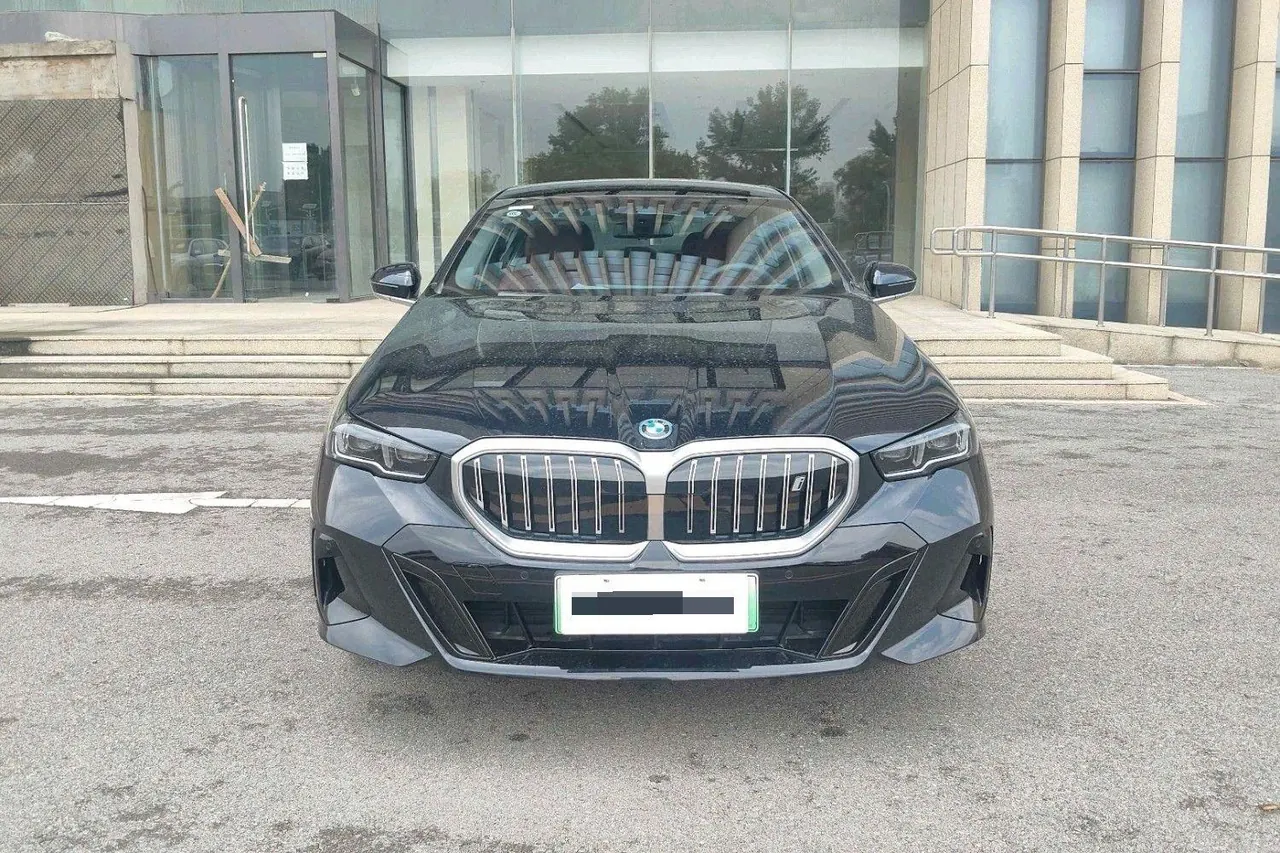 BMW 2025 i5 eDrive 35L M sports suit automatic gear 2