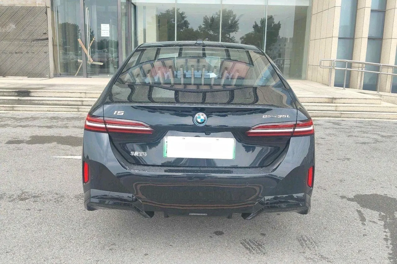 BMW 2025 i5 eDrive 35L M sports suit automatic gear 3