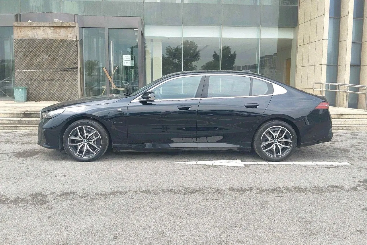 BMW 2025 i5 eDrive 35L M sports suit automatic gear 4