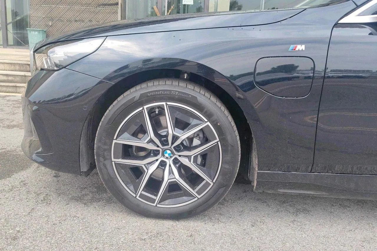 BMW 2025 i5 eDrive 35L M sports suit automatic gear 7