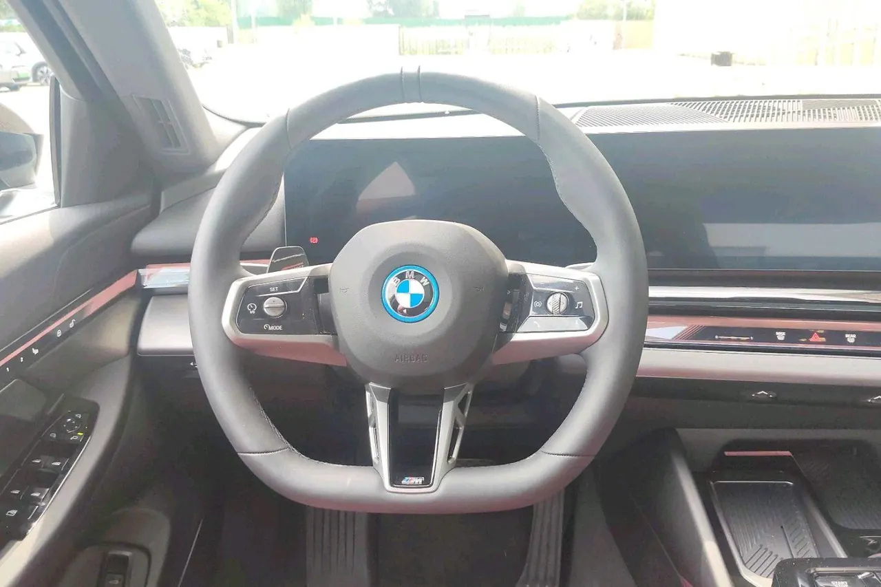 BMW 2025 i5 eDrive 35L M sports suit automatic gear 9