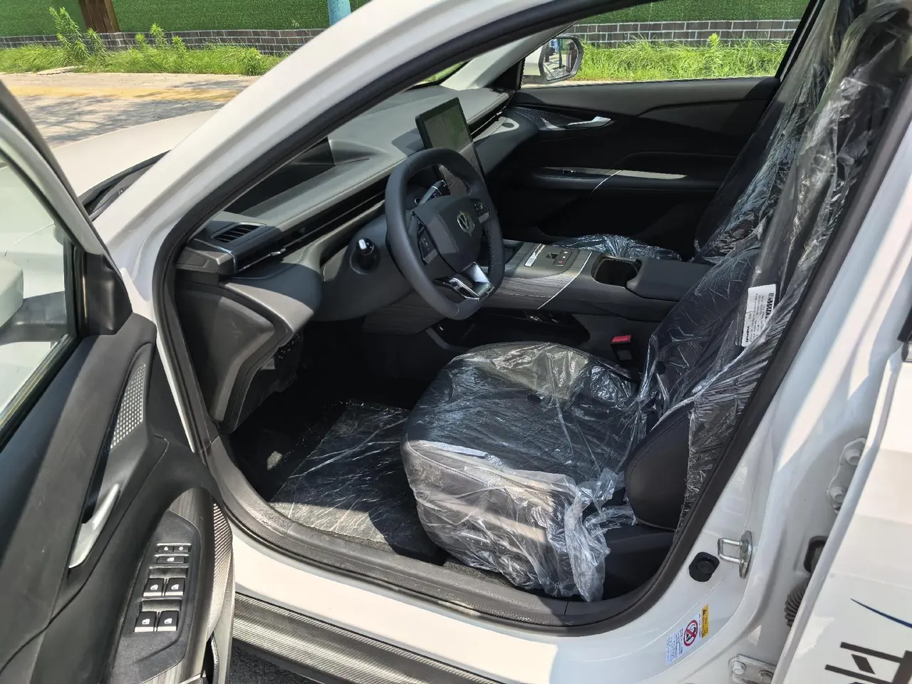 ChangAn Yidong New Energy 2025 Yidong PHEV 1.5 Stepless Smart New Blue Whale 145KM Battleship Edition Automatic Gear 7