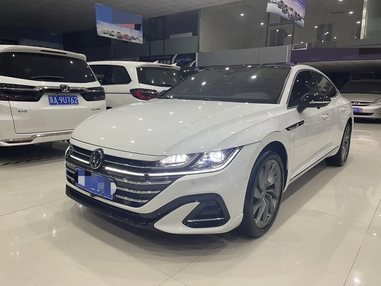 Открыть галерею: Volkswagen 2024 CC 2.0TSI 380TSI eye-catching automatic gear