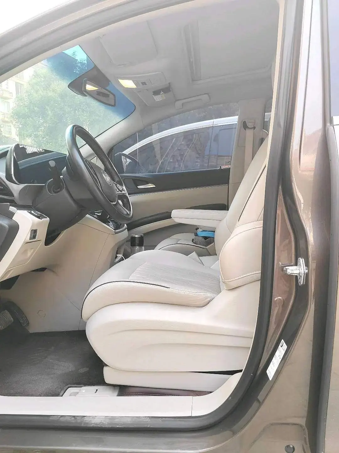 Buick 2022 GL8 Land Business Class 48V 2.0T 652T Luxury Automatic Gear 4