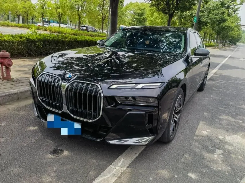 Открыть галерею: BMW 7 Series (Imported) 2023 735Li 48V 3.0T M Sports Suit Automatic Gear