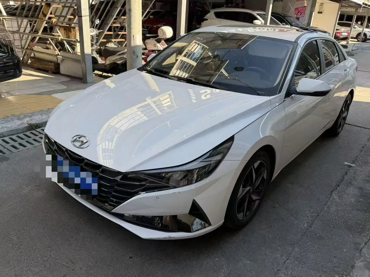 Открыть галерею: Hyundai 2022 Elantra -3-compartment 1.5 stepless LUX premium automatic gear