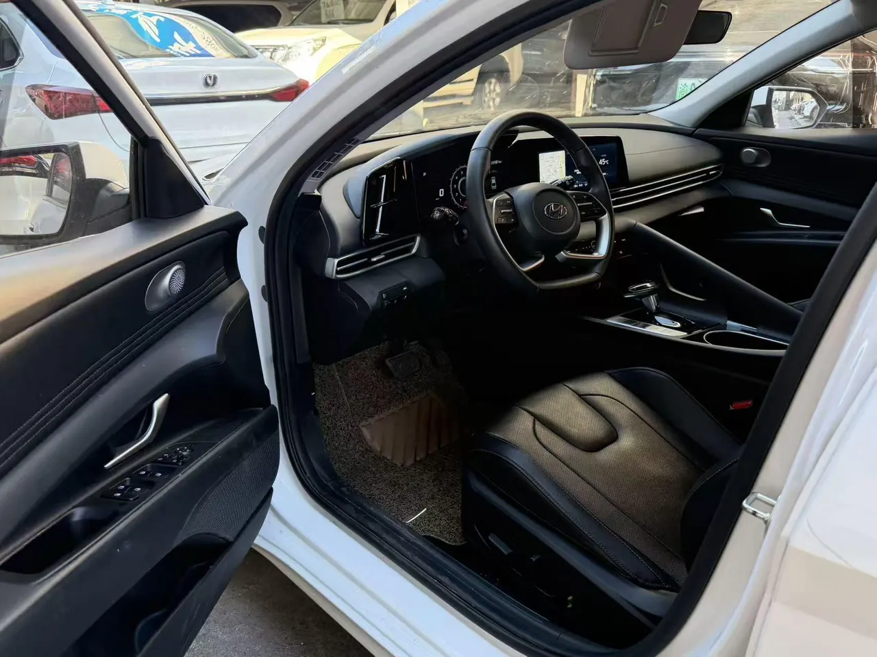 Hyundai 2022 Elantra -3-compartment 1.5 stepless LUX premium automatic gear 5