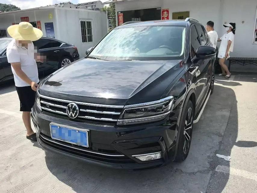 Open image lightbox: Volkswagen 2020 Tiguan L R-Line 2.0TSI 330TSI Two-Drive Ultimate Automatic Gear