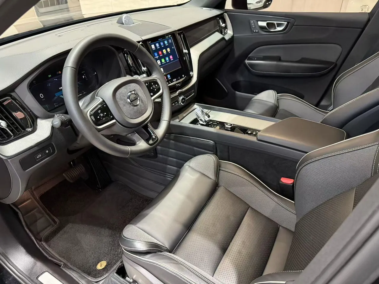 Volvo XC60 New Energy 2025 XC60 PHEV 2.0T Long Endurance Four-wheel Drive Zhiyuan Extreme Night Edition Automatic Gear 7