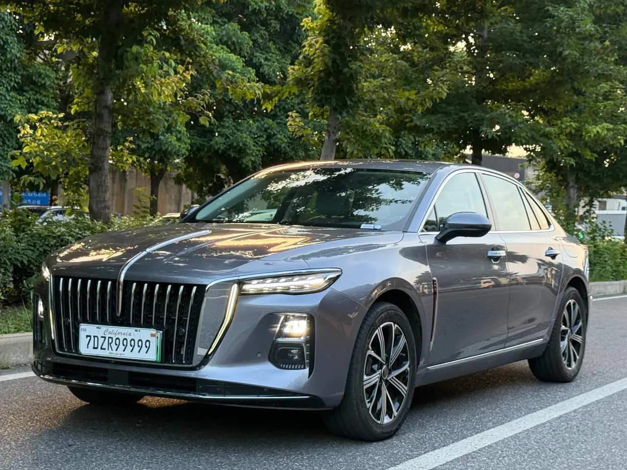 Открыть галерею: HongQi 2025 H5 PHEV 1.5T 170 Super Hybrid Automatic Gear