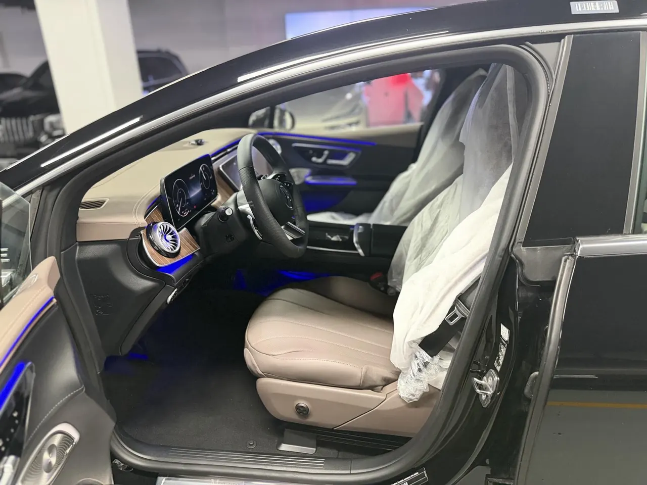 Mercedes Benz 2025 EQE 500 4MATIC EQE 500 4MATIC Deluxe Edition Automatic Gear 6