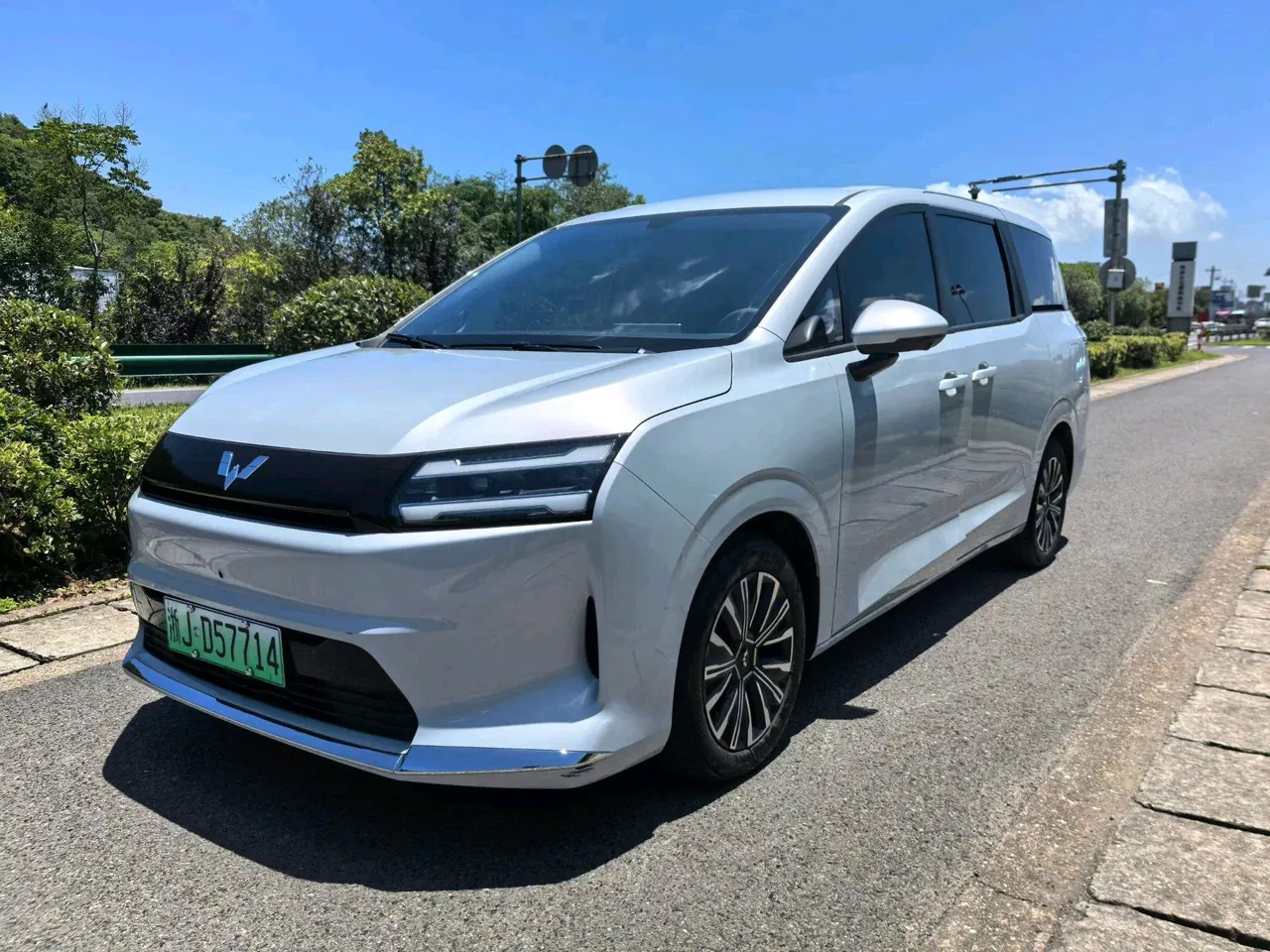 Open image lightbox: WuLing 2025 Starlight 730 500km Luxury Automatic Gear