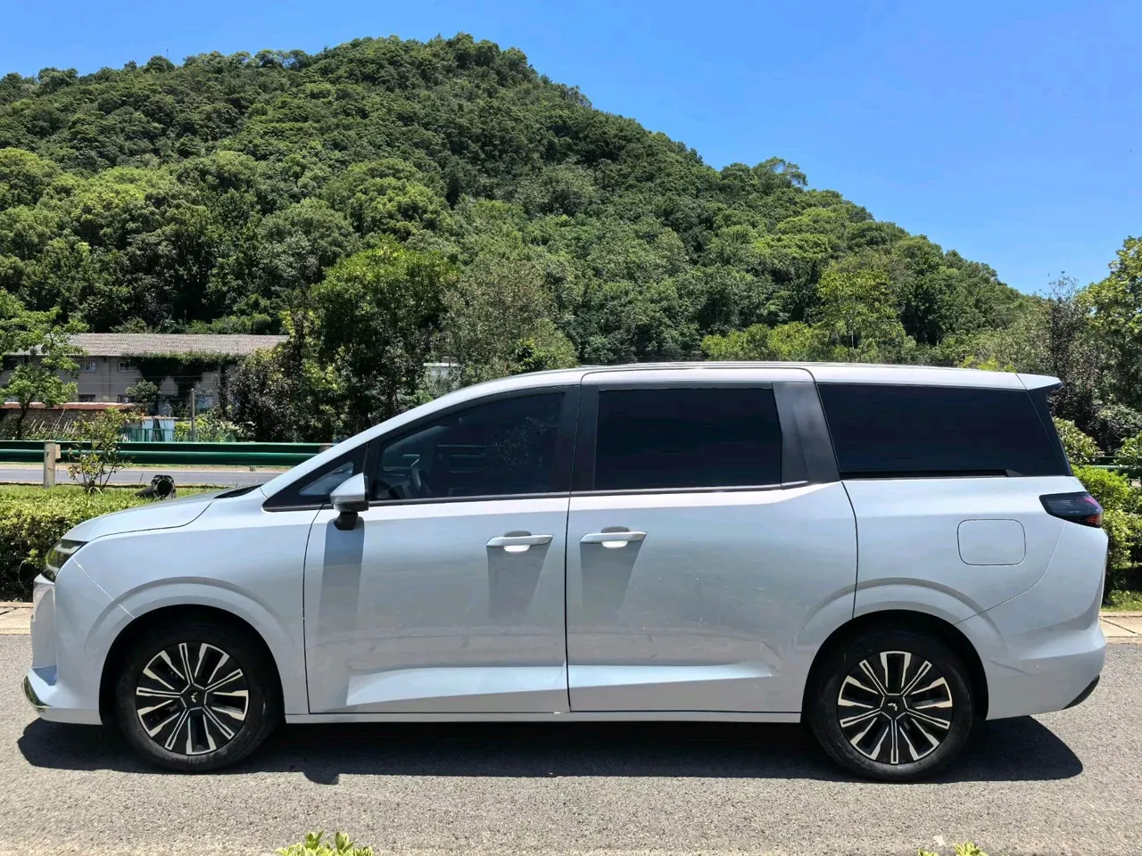 WuLing 2025 Starlight 730 500km Luxury Automatic Gear 3