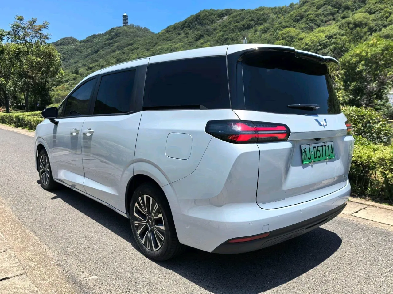 WuLing 2025 Starlight 730 500km Luxury Automatic Gear 4