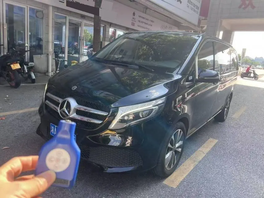 Open image lightbox: Mercedes Benz Class V 2020V 260 2.0T Pilot Edition Automatic Gear