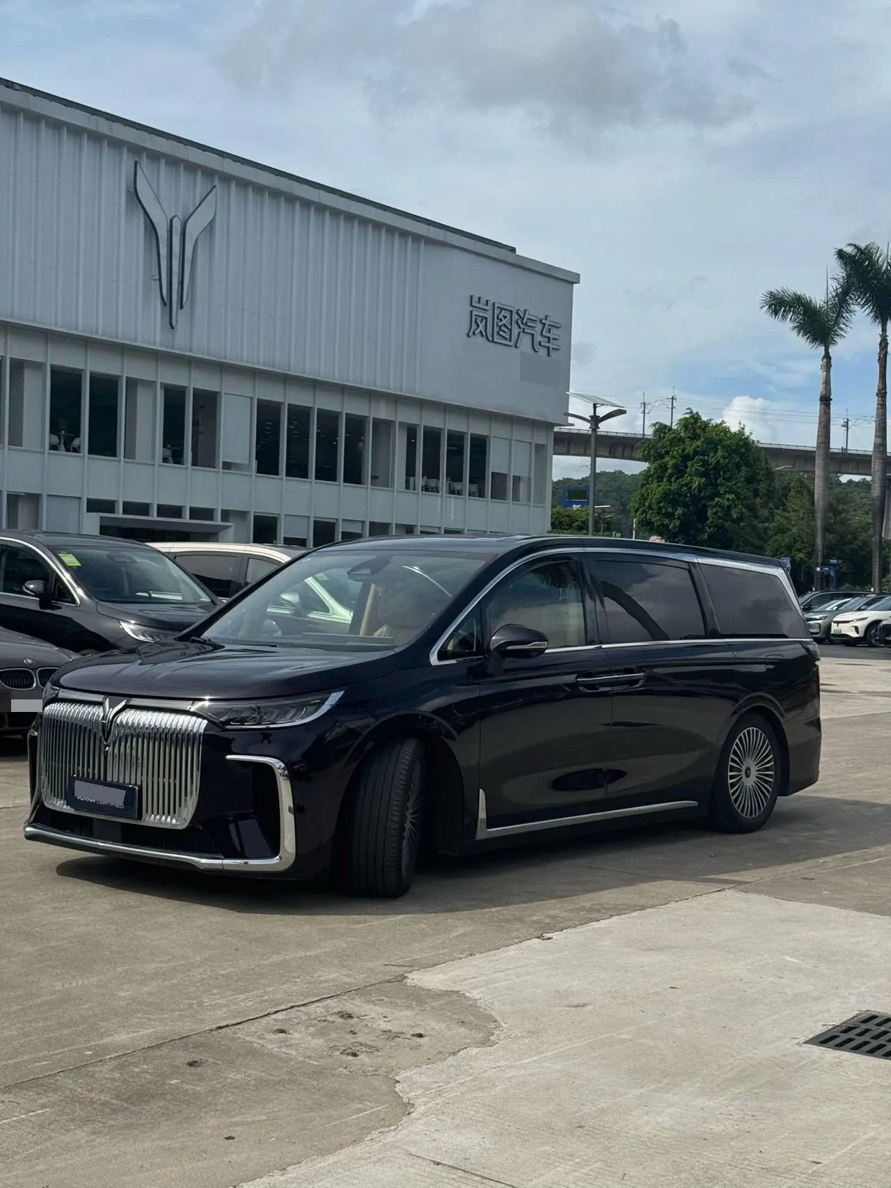 Open image lightbox: Voyah 2025 dreamers PHEV 1.5T four-wheel drive flagship Kun Peng version automatic gear