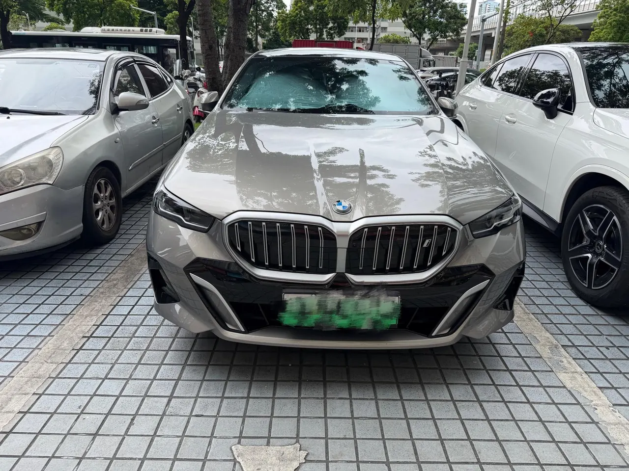 BMW 2024 i5 eDrive 35L Exclusive M Sports Suit Automatic Gear 2