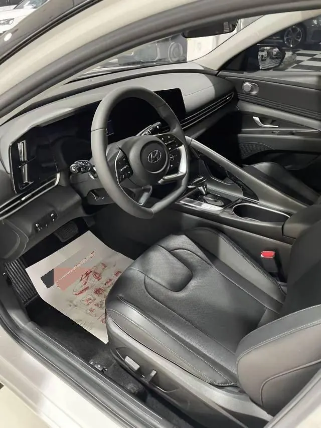 Hyundai 2021 Elantra -3-compartment 1.5 stepless LUX premium automatic gear 4