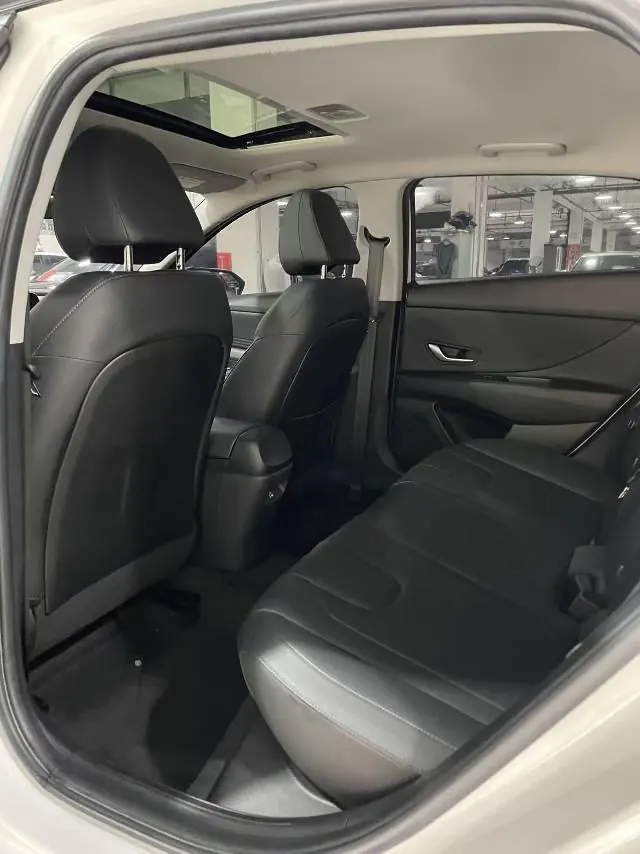 Hyundai 2021 Elantra -3-compartment 1.5 stepless LUX premium automatic gear 5