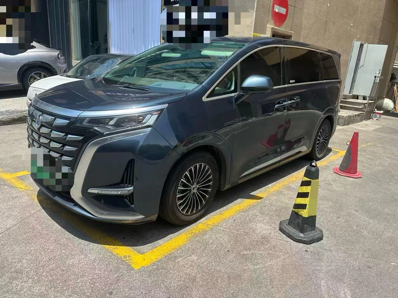 Denza 2022 Denza D9 DM-i 1.5T stepless 970 four-wheel drive flagship automatic gear - View 1