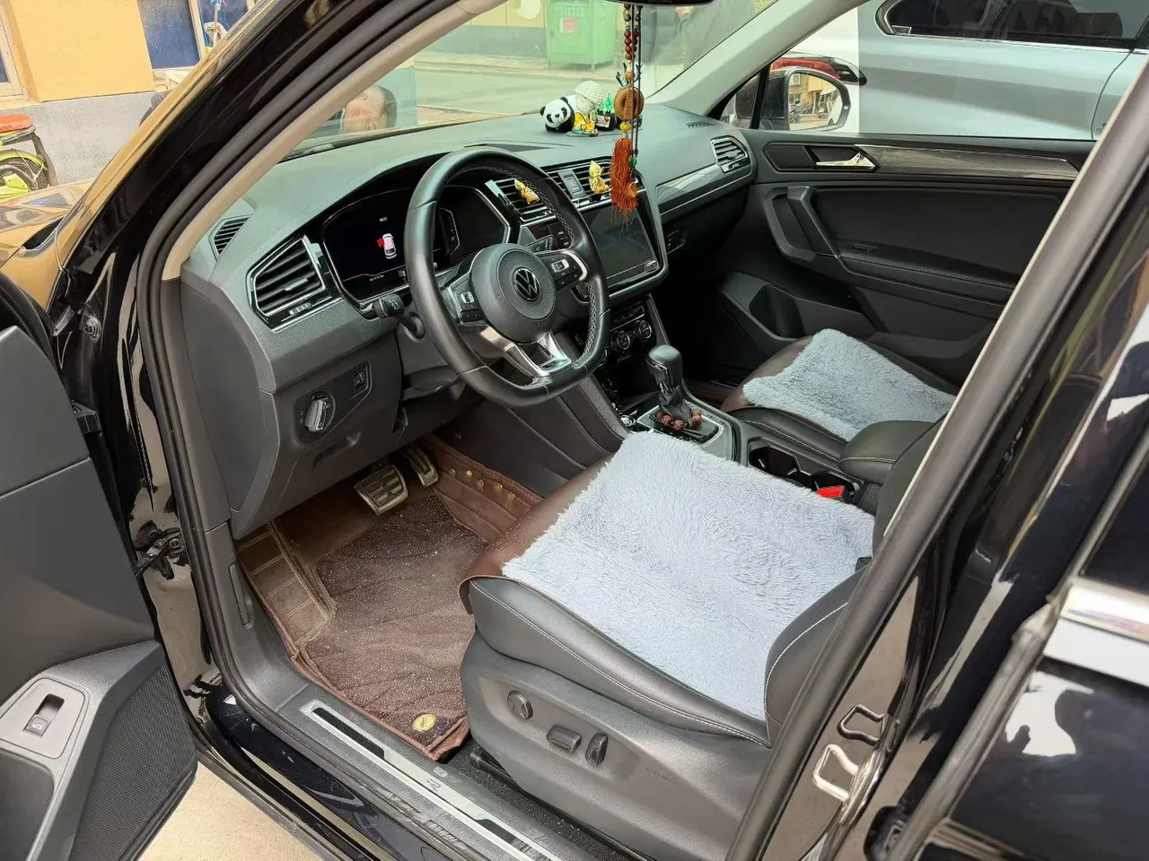 Volkswagen 2021 Tiguan L R-Line 2.0TSI 330TSI Two-Drive Overdrive Automatic Gear 3