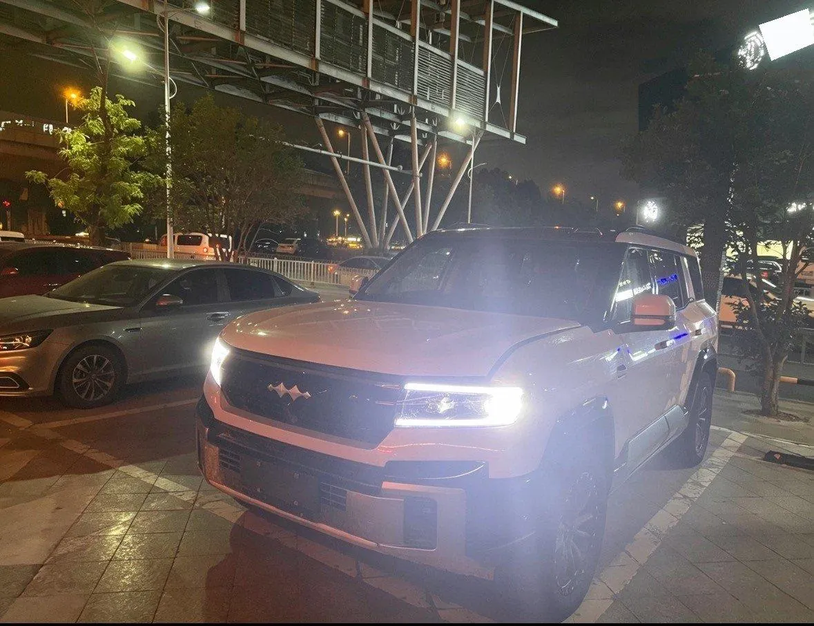 FangChengBao 2025 Leopard 8 2.0T Stepless Zhiyong Flagship Edition 6-seat Automatic Gear - View 1