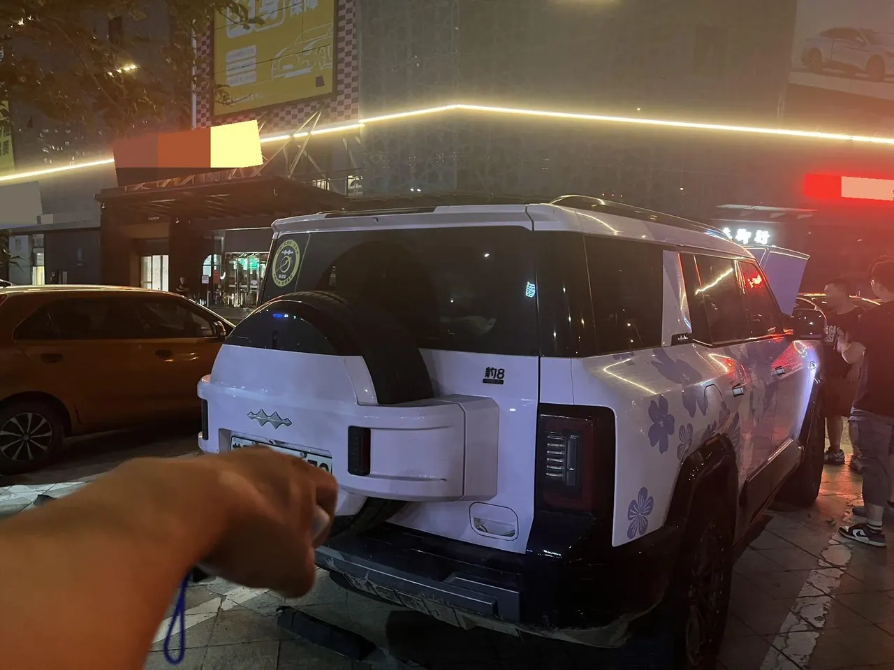 FangChengBao 2025 Leopard 8 2.0T Stepless Zhiyong Flagship Edition 6-seat Automatic Gear 2