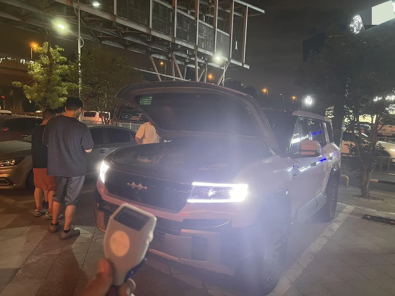 FangChengBao 2025 Leopard 8 2.0T Stepless Zhiyong Flagship Edition 6-seat Automatic Gear 3