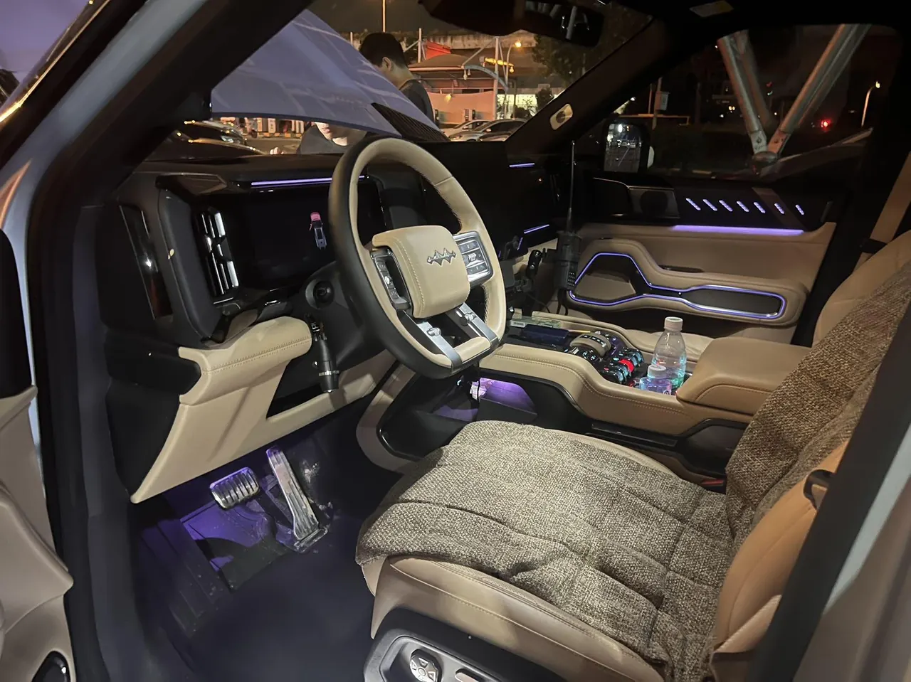 FangChengBao 2025 Leopard 8 2.0T Stepless Zhiyong Flagship Edition 6-seat Automatic Gear 5