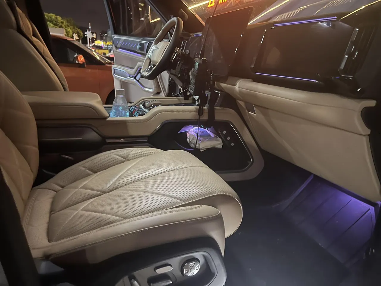 FangChengBao 2025 Leopard 8 2.0T Stepless Zhiyong Flagship Edition 6-seat Automatic Gear 7