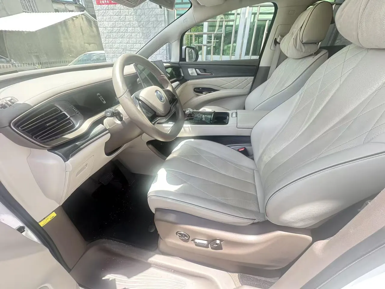 Denza 2022 Denza D9 DM-i 1.5T Stepless 970 Four-wheel Drive Honorable Automatic Gear 3