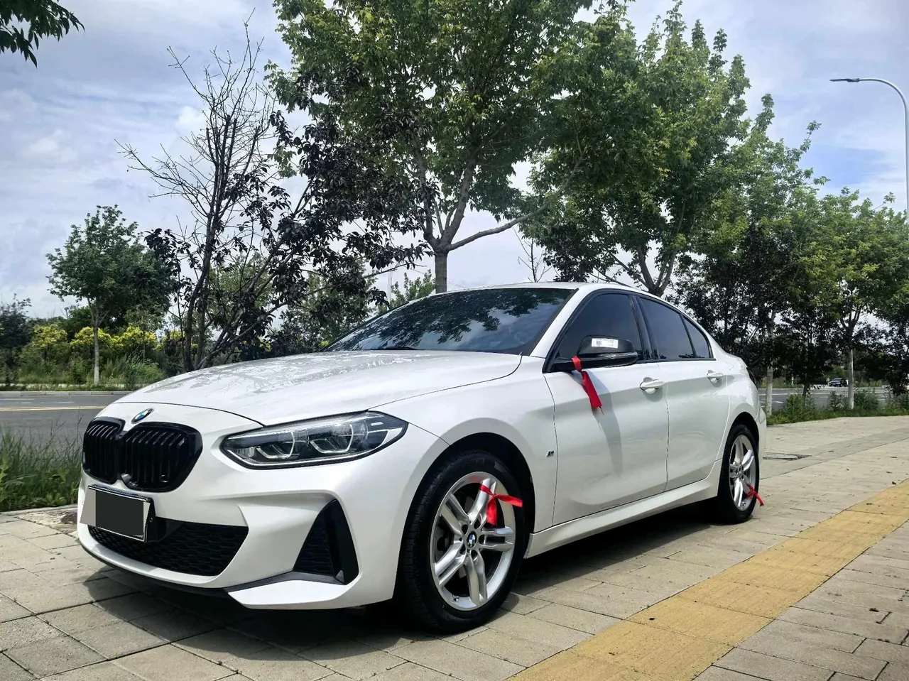 打开图片灯箱:BMW 1 Series 2023 120i 1.5T M Sports Obsidian Night Edition Automatic Gear