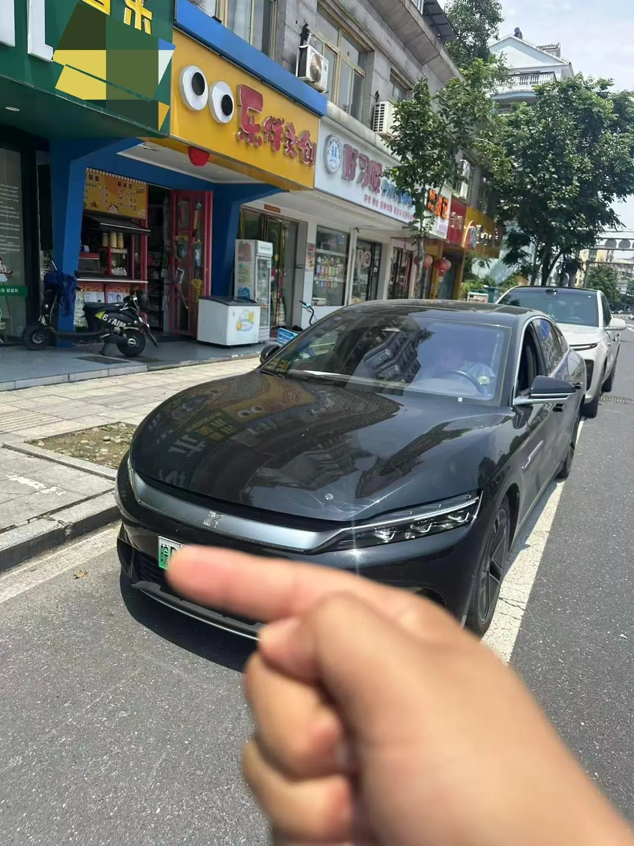 BYD 2023 Han EV 605KM Champion Edition Precursor Honorable Automatic Gear - View 1