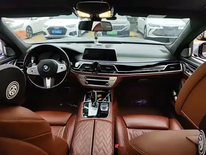BMW 7 Series 2021 740Li xDrive Administrative M Sports Suit 9