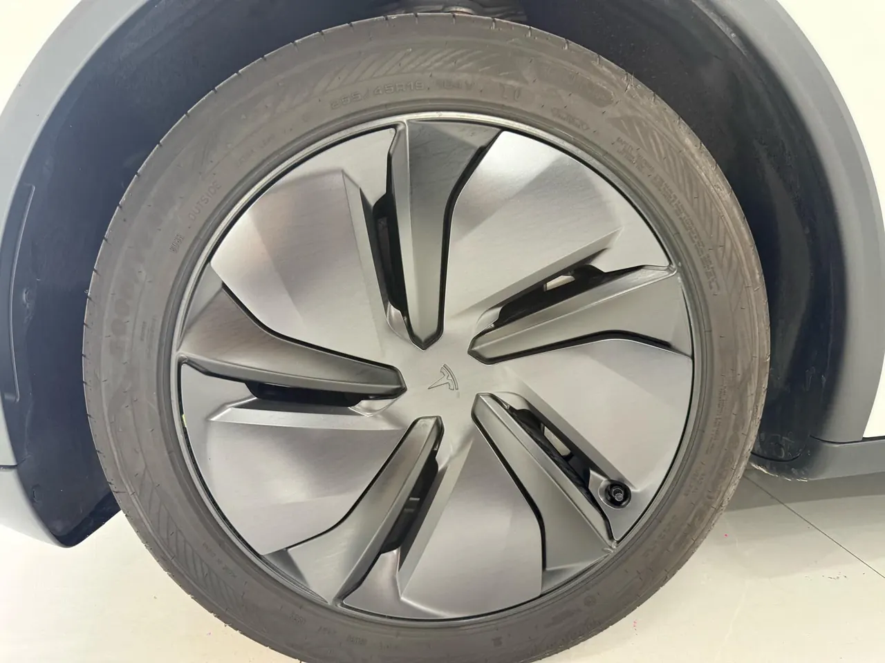 Tesla 2026 Model Y Rear-Wheel-Drive Automatic 18