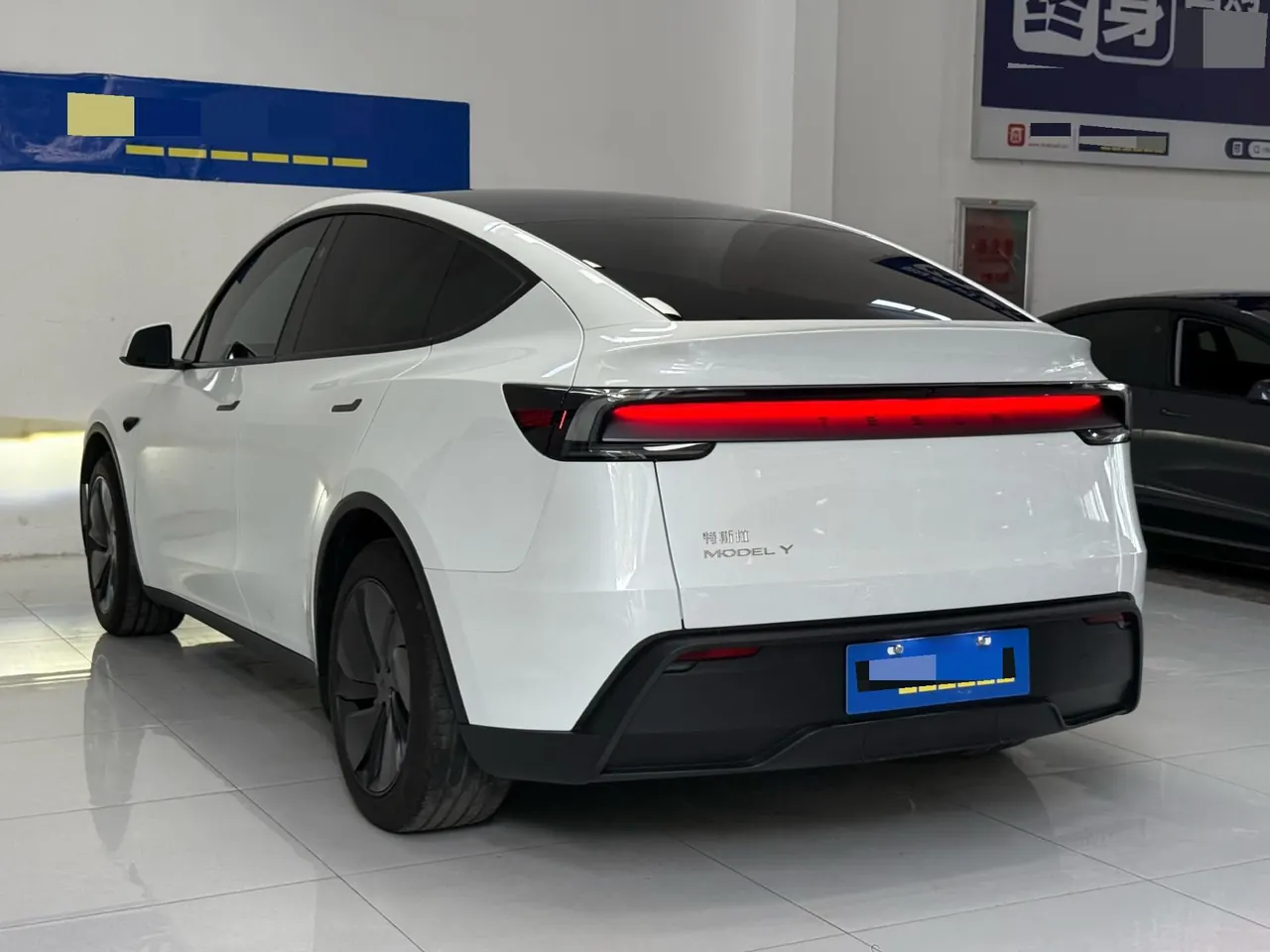 Tesla 2026 Model Y Rear-Wheel-Drive Automatic 4