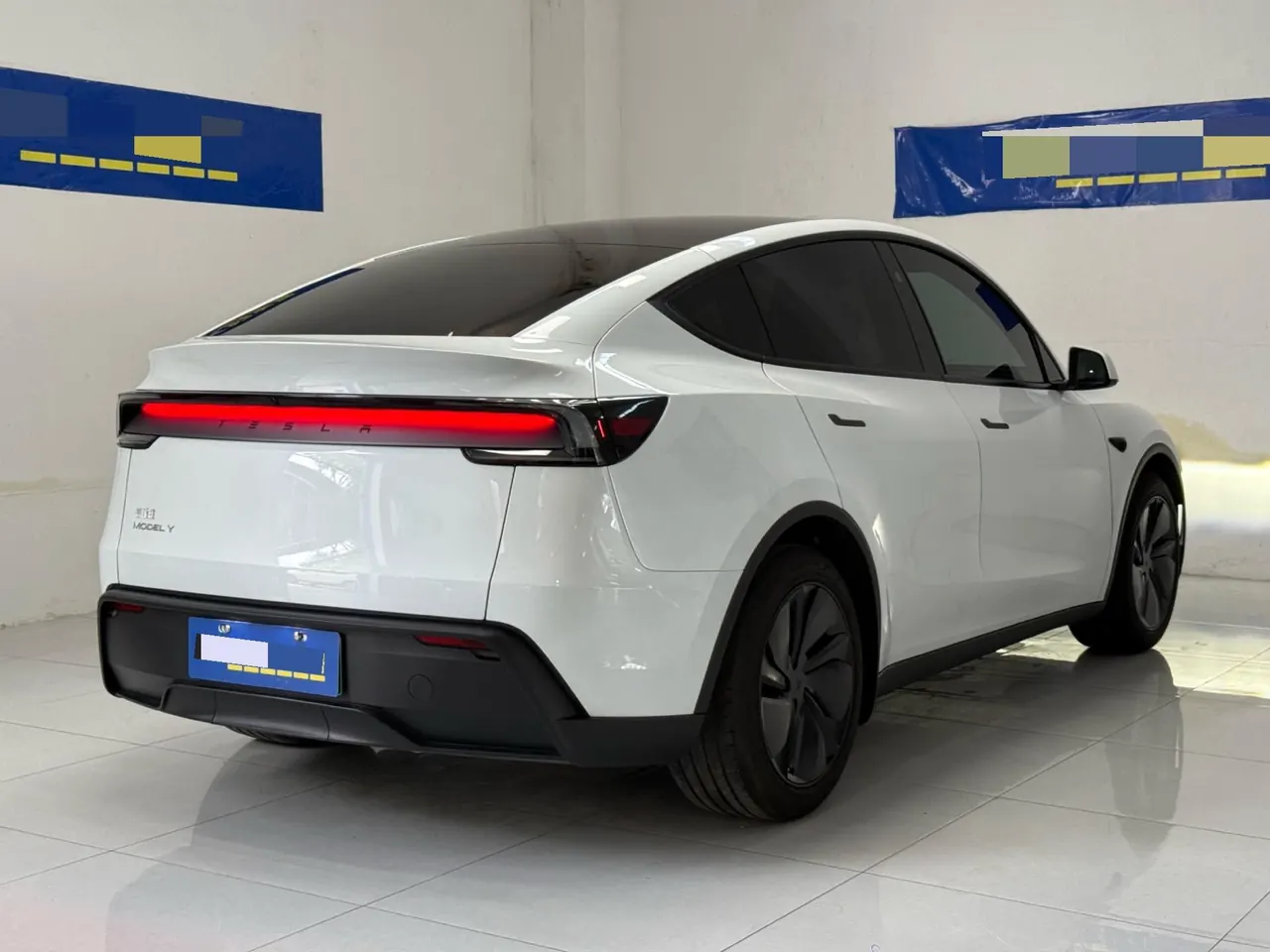 Tesla 2026 Model Y Rear-Wheel-Drive Automatic 6