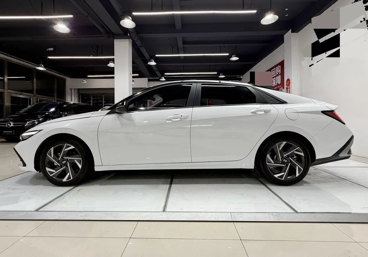 Hyundai 2023 Elantra -3-compartment 1.5 stepless LUX premium automatic gear 7