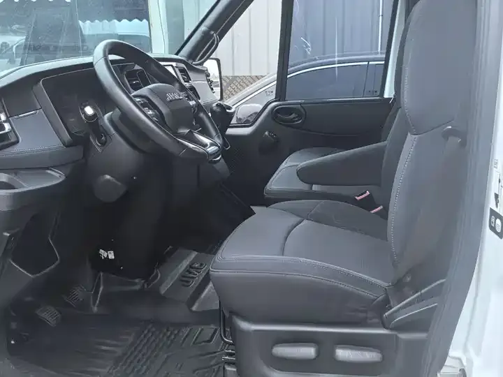 JMC Fushun 2023 2.0T Manual Short Axis Low Top Commercial Vans 2/3 Seat Lift Tailgate 8
