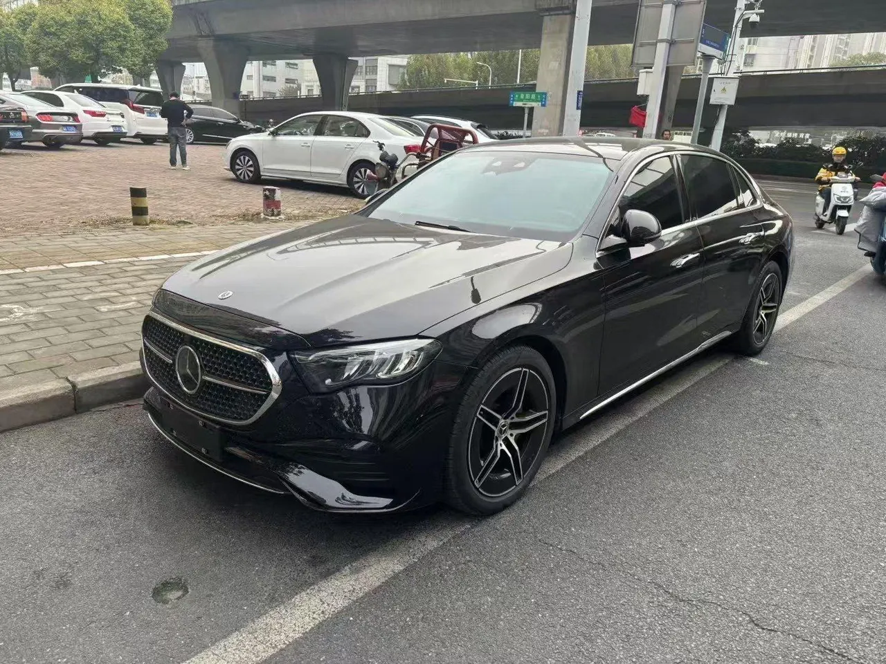 Открыть галерею: Mercedes Benz E Class 2024 E 300 L 48V 2.0T Luxury Sports Automatic