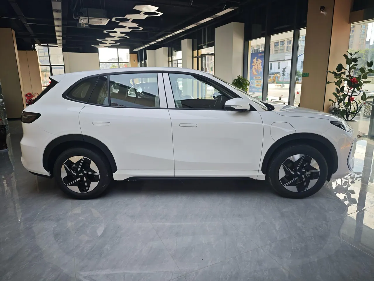 Geely Galaxy 2024 E 5 440km sailing version automatic gear 3