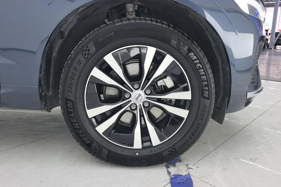 Volvo 2024 XC60 48V 2.0T B5 4-wheel-drive Zhiyi Deluxe Edition Automatic Gear 4